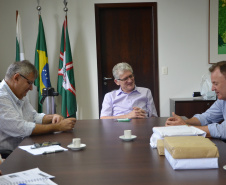 O secretário da Agricultura e do Abastecimento, Norberto Ortigara, recebeu nesta quarta-feira (09) os dirigentes da Coopavel, que está promovendo o 31ºShow Rural 2019, o maior evento de tecnologia direcionado ao Agronegócio, no Paraná. O diretor da Coopavel, engenheiro agrônomo Rogério Rizzard apresentou os temas que estarão presentes este ano, que terá como principal novidade o Show Rural Digital.  -  Curitiba, 19/01/2019  -  Foto: Divulgação SEAB
