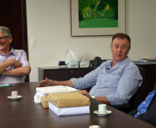 O secretário da Agricultura e do Abastecimento, Norberto Ortigara, recebeu nesta quarta-feira (09) os dirigentes da Coopavel, que está promovendo o 31ºShow Rural 2019, o maior evento de tecnologia direcionado ao Agronegócio, no Paraná. O diretor da Coopavel, engenheiro agrônomo Rogério Rizzard apresentou os temas que estarão presentes este ano, que terá como principal novidade o Show Rural Digital.  -  Curitiba, 19/01/2019  -  Foto: Divulgação SEAB