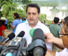 O governador Carlos Massa Ratinho Junior participou nesta quinta-feira (10), em Foz do Iguaçu, da solenidade em comemoração aos 80 anos do Parque Nacional do Iguaçu.  Considerado uma das mais belas reservas ecológicas do mundo, o Parque Nacional do Iguaçu tem 225 mil hectares e é reconhecido pela Unesco como Patrimônio Natural da Humanidade. Foz do Iguaçu,10/01/2018 Foto:Jaelson Lucas / ANPr