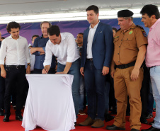 O governador Carlos Massa Ratinho Junior assinou nesta quinta-feira (10) o decreto que autoriza a implantação de um colégio da Polícia Militar do Paraná em Pato Branco. O decreto foi assinado na solenidade de inauguração do aeroporto municipal. A escola ficará na estrutura do Colégio La Salle, localizado em uma área central da cidade.  -  Pato Branco, 10/01/2019  -  Foto: José Fernando Ogura/ANPr