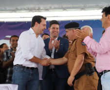 O governador Carlos Massa Ratinho Junior assinou nesta quinta-feira (10) o decreto que autoriza a implantação de um colégio da Polícia Militar do Paraná em Pato Branco. O decreto foi assinado na solenidade de inauguração do aeroporto municipal. A escola ficará na estrutura do Colégio La Salle, localizado em uma área central da cidade.  -  Pato Branco, 10/01/2019  -  Foto: José Fernando Ogura/ANPr