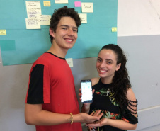 Um aplicativo que possibilite ter na palma da mão, gratuitamente, centenas de livros didáticos e de literatura de domínio público. Esse foi o projeto desenvolvido por estudantes do Colégio Estadual Primo Manfrinato, em Cianorte (no Noroeste do Paraná) como trabalho final das aulas de Educação Empreendedora oferecidas pela Secretaria de Estado da Educação e do Esporte em parceria com o Sebrae Paraná. - Foto: Emerson Tolentino