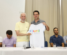 O Litoral do Paraná vai ganhar um calendário turístico, que começará a ser elaborado pelo Governo do Estado ainda neste ano, após o Carnaval. O anúncio foi feito pelo governador Carlos Massa Ratinho Junior, durante reunião com os prefeitos do Litoral, neste sábado (12), em Matinhos. Matinhos, 12-01-19.Foto:Rodrigo Felix Leal / ANPr.