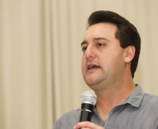 O Litoral do Paraná vai ganhar um calendário turístico, que começará a ser elaborado pelo Governo do Estado ainda neste ano, após o Carnaval. O anúncio foi feito pelo governador Carlos Massa Ratinho Junior, durante reunião com os prefeitos do Litoral, neste sábado (12), em Matinhos. Matinhos, 12-01-19.Foto:Rodrigo Felix Leal / ANPr.