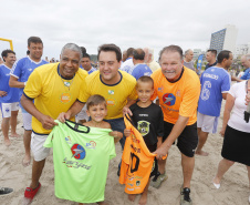 O governador Carlos Massa Ratinho Junior, caminhou na Orla de Matinhos e participou do lançamento das atividades esportivas na Operação Verão Paraná, com o Jogo dos Atletas, na arena multiuso. Foto: Arnaldo Alves / ANPr.