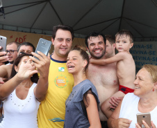 O governador Carlos Massa Ratinho Junior, caminhou na Orla de Matinhos e participou do lançamento das atividades esportivas na Operação Verão Paraná, com o Jogo dos Atletas, na arena multiuso. Foto: Rodrigo Felix Leal/ANPR