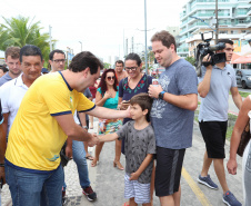 O governador Carlos Massa Ratinho Junior, caminhou na Orla de Matinhos e participou do lançamento das atividades esportivas na Operação Verão Paraná, com o Jogo dos Atletas, na arena multiuso. Foto: Rodrigo Felix Leal/ANPR