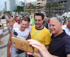 O governador Carlos Massa Ratinho Junior, caminhou na Orla de Matinhos e participou do lançamento das atividades esportivas na Operação Verão Paraná, com o Jogo dos Atletas, na arena multiuso. Foto: Rodrigo Felix Leal/ANPR