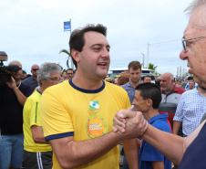 O governador Carlos Massa Ratinho Junior, caminhou na Orla de Matinhos e participou do lançamento das atividades esportivas na Operação Verão Paraná, com o Jogo dos Atletas, na arena multiuso. Foto: Rodrigo Felix Leal/ANPR