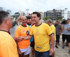 O governador Carlos Massa Ratinho Junior, caminhou na Orla de Matinhos e participou do lançamento das atividades esportivas na Operação Verão Paraná, com o Jogo dos Atletas, na arena multiuso. Foto: Rodrigo Felix Leal/ANPR