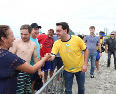 O governador Carlos Massa Ratinho Junior, caminhou na Orla de Matinhos e participou do lançamento das atividades esportivas na Operação Verão Paraná, com o Jogo dos Atletas, na arena multiuso. Foto: Rodrigo Felix Leal/ANPR