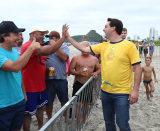O governador Carlos Massa Ratinho Junior, caminhou na Orla de Matinhos e participou do lançamento das atividades esportivas na Operação Verão Paraná, com o Jogo dos Atletas, na arena multiuso. Foto: Rodrigo Felix Leal/ANPR
