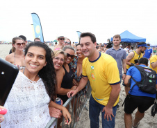 O governador Carlos Massa Ratinho Junior, caminhou na Orla de Matinhos e participou do lançamento das atividades esportivas na Operação Verão Paraná, com o Jogo dos Atletas, na arena multiuso. Foto: Rodrigo Felix Leal/ANPR