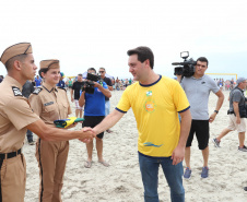 O governador Carlos Massa Ratinho Junior, caminhou na Orla de Matinhos e participou do lançamento das atividades esportivas na Operação Verão Paraná, com o Jogo dos Atletas, na arena multiuso. Foto: Rodrigo Felix Leal/ANPR