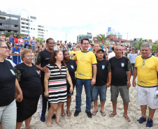 O governador Carlos Massa Ratinho Junior, caminhou na Orla de Matinhos e participou do lançamento das atividades esportivas na Operação Verão Paraná, com o Jogo dos Atletas, na arena multiuso. Foto: Rodrigo Felix Leal/ANPR