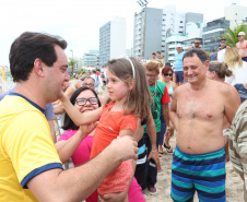 O governador Carlos Massa Ratinho Junior, caminhou na Orla de Matinhos e participou do lançamento das atividades esportivas na Operação Verão Paraná, com o Jogo dos Atletas, na arena multiuso. Foto: Rodrigo Felix Leal/ANPR