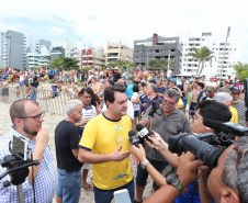 O governador Carlos Massa Ratinho Junior, caminhou na Orla de Matinhos e participou do lançamento das atividades esportivas na Operação Verão Paraná, com o Jogo dos Atletas, na arena multiuso. Foto: Rodrigo Felix Leal/ANPR