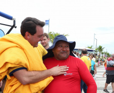 O governador Carlos Massa Ratinho Junior, caminhou na Orla de Matinhos e participou do lançamento das atividades esportivas na Operação Verão Paraná, com o Jogo dos Atletas, na arena multiuso. Foto: Rodrigo Felix Leal/ANPR