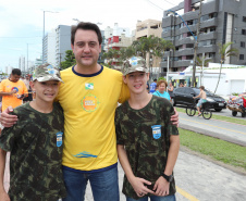 O governador Carlos Massa Ratinho Junior, caminhou na Orla de Matinhos e participou do lançamento das atividades esportivas na Operação Verão Paraná, com o Jogo dos Atletas, na arena multiuso. Foto: Rodrigo Felix Leal/ANPR