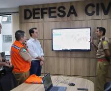 O governador Carlos Massa Ratinho Júnior visitou nesta segunda-feira (14) a estrutura da Coordenadoria Estadual de Proteção e Defesa Civil do Paraná. O órgão, localizado no Palácio Araucária, em Curitiba, faz o monitoramento dos eventos climáticos que ocorrem no Estado por meio do Centro Estadual de Gerenciamento de Riscos e Desastres (Cegerd).  -  Curitiba, 14/01/2019  - Foto: José Fernando Ogura/ANPr