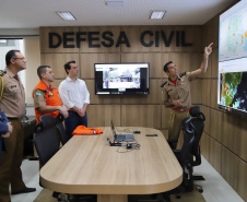 O governador Carlos Massa Ratinho Júnior visitou nesta segunda-feira (14) a estrutura da Coordenadoria Estadual de Proteção e Defesa Civil do Paraná. O órgão, localizado no Palácio Araucária, em Curitiba, faz o monitoramento dos eventos climáticos que ocorrem no Estado por meio do Centro Estadual de Gerenciamento de Riscos e Desastres (Cegerd).  -  Curitiba, 14/01/2019  - Foto: José Fernando Ogura/ANPr