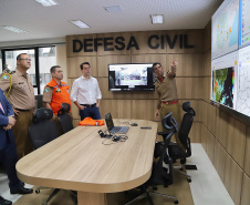 O governador Carlos Massa Ratinho Júnior visitou nesta segunda-feira (14) a estrutura da Coordenadoria Estadual de Proteção e Defesa Civil do Paraná. O órgão, localizado no Palácio Araucária, em Curitiba, faz o monitoramento dos eventos climáticos que ocorrem no Estado por meio do Centro Estadual de Gerenciamento de Riscos e Desastres (Cegerd).  -  Curitiba, 14/01/2019  - Foto: José Fernando Ogura/ANPr