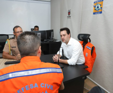 O governador Carlos Massa Ratinho Júnior visitou nesta segunda-feira (14) a estrutura da Coordenadoria Estadual de Proteção e Defesa Civil do Paraná. O órgão, localizado no Palácio Araucária, em Curitiba, faz o monitoramento dos eventos climáticos que ocorrem no Estado por meio do Centro Estadual de Gerenciamento de Riscos e Desastres (Cegerd). - Curitiba, 14/01/2019 - Foto: Rodrigo Félix Leal/ANPr