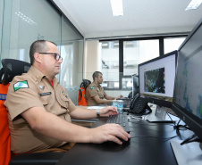 O governador Carlos Massa Ratinho Júnior visitou nesta segunda-feira (14) a estrutura da Coordenadoria Estadual de Proteção e Defesa Civil do Paraná. O órgão, localizado no Palácio Araucária, em Curitiba, faz o monitoramento dos eventos climáticos que ocorrem no Estado por meio do Centro Estadual de Gerenciamento de Riscos e Desastres (Cegerd). - Curitiba, 14/01/2019 - Foto: Rodrigo Félix Leal/ANPr