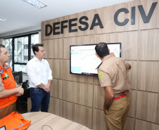 O governador Carlos Massa Ratinho Júnior visitou nesta segunda-feira (14) a estrutura da Coordenadoria Estadual de Proteção e Defesa Civil do Paraná. O órgão, localizado no Palácio Araucária, em Curitiba, faz o monitoramento dos eventos climáticos que ocorrem no Estado por meio do Centro Estadual de Gerenciamento de Riscos e Desastres (Cegerd). - Curitiba, 14/01/2019 - Foto: Rodrigo Félix Leal/ANPr