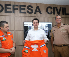O governador Carlos Massa Ratinho Júnior visitou nesta segunda-feira (14) a estrutura da Coordenadoria Estadual de Proteção e Defesa Civil do Paraná. O órgão, localizado no Palácio Araucária, em Curitiba, faz o monitoramento dos eventos climáticos que ocorrem no Estado por meio do Centro Estadual de Gerenciamento de Riscos e Desastres (Cegerd). - Curitiba, 14/01/2019 - Foto: Rodrigo Félix Leal/ANPr