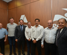 O presidente da Companhia de Habitação do Paraná (Cohapar), Jorge Lange, realizou a primeira reunião trabalho com os funcionários da empresa nesta segunda-feira (14). A assinatura do termo de posse aconteceu na última sexta-feira (11), após a indicação do governador Carlos Massa Ratinho Junior ter sido aprovada pelo Conselho de Administração da companhia.  Curitiba, 14/01/2019  -  Foto: Cohapar