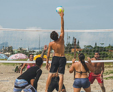 As equipes da Superintendência de Esporte do Paraná fizeram 17.079 atendimentos nas praias do Paraná, em apenas três, de sexta-feira a domingo (11 a 13). Veranistas e moradores locais participaram das atividades esportivas e recreativas ofertadas nos quatro postos fixos nas praias de Shangri-Lá, Ipanema, Praia de Leste e Caiobá, além do posto itinerante em Guaratuba.  - Curitiba, 15/01/2019  -  Foto: Divulgação
