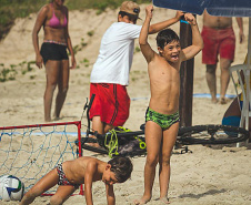 As equipes da Superintendência de Esporte do Paraná fizeram 17.079 atendimentos nas praias do Paraná, em apenas três, de sexta-feira a domingo (11 a 13). Veranistas e moradores locais participaram das atividades esportivas e recreativas ofertadas nos quatro postos fixos nas praias de Shangri-Lá, Ipanema, Praia de Leste e Caiobá, além do posto itinerante em Guaratuba.  - Curitiba, 15/01/2019  -  Foto: Divulgação
