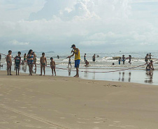 As equipes da Superintendência de Esporte do Paraná fizeram 17.079 atendimentos nas praias do Paraná, em apenas três, de sexta-feira a domingo (11 a 13). Veranistas e moradores locais participaram das atividades esportivas e recreativas ofertadas nos quatro postos fixos nas praias de Shangri-Lá, Ipanema, Praia de Leste e Caiobá, além do posto itinerante em Guaratuba.  - Curitiba, 15/01/2019  -  Foto: Divulgação