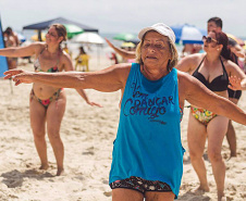 As equipes da Superintendência de Esporte do Paraná fizeram 17.079 atendimentos nas praias do Paraná, em apenas três, de sexta-feira a domingo (11 a 13). Veranistas e moradores locais participaram das atividades esportivas e recreativas ofertadas nos quatro postos fixos nas praias de Shangri-Lá, Ipanema, Praia de Leste e Caiobá, além do posto itinerante em Guaratuba.  - Curitiba, 15/01/2019  -  Foto: Divulgação