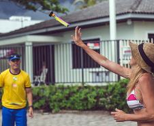 As equipes da Superintendência de Esporte do Paraná fizeram 17.079 atendimentos nas praias do Paraná, em apenas três, de sexta-feira a domingo (11 a 13). Veranistas e moradores locais participaram das atividades esportivas e recreativas ofertadas nos quatro postos fixos nas praias de Shangri-Lá, Ipanema, Praia de Leste e Caiobá, além do posto itinerante em Guaratuba.  - Curitiba, 15/01/2019  -  Foto: Divulgação