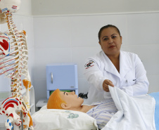 O Colégio Estadual Bento Munhoz da Rocha Neto, em Paranavaí (Noroeste), está com matrículas abertas até sexta-feira (18) para o curso de especialização técnica em nível médio em Saúde do Idoso. A especialização é ofertada pela Secretaria de Estado da Educação sem nenhum custo e tem duração de 304 horas divididas em seis meses, com aulas de segunda-feira a sexta-feira.  -   Foto: Hedson Alves