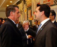 O governador Carlos Massa Ratinho Junior defendeu nesta quarta-feira (16) que o Brasil deve retomar o projeto do corredor bioceânico ligando o Porto de Paranaguá ao porto de Antofagasta, no Chile, com passagem por Paraguai e Argentina. O assunto foi tratado com o presidente Jair Bolsonaro durante recepção ao presidente argentino Maurício Macri, no Palácio do Planalto, em Brasília.  -  Brasília, 16/01/2019  -  Foto: Dvulgação ANPr