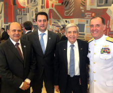 O governador Carlos Massa Ratinho Junior defendeu nesta quarta-feira (16) que o Brasil deve retomar o projeto do corredor bioceânico ligando o Porto de Paranaguá ao porto de Antofagasta, no Chile, com passagem por Paraguai e Argentina. O assunto foi tratado com o presidente Jair Bolsonaro durante recepção ao presidente argentino Maurício Macri, no Palácio do Planalto, em Brasília.  -  Brasília, 16/01/2019  -  Foto: Dvulgação ANPr
