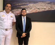 A Administração dos Portos de Paranaguá e Antonina (Appa) vai trabalhar em parceria com a Marinha do Brasil para garantir mais segurança na navegação e no tráfego dos navios em todo o Litoral do Estado. Na foto, o comandante do 8º Distrito Naval, vice-almirante Claudio Henrique Mello Almeida; e o diretor-presidente da Administração dos Portos de Paranaguá e Antonina, Luiz Fernando Garcia da Silva. Foto: Núria Bianco/APPA