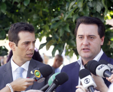O governador Carlos Massa Ratinho Junior, acompanhou a apresentação das diretrizes de trabalho da nova gestão para a Educação, em encontro com o secretário Renato Feder e funcionários da Secretaria de Educação e do Esporte.Curitiba, 17-01-19.Foto: Arnaldo Alves / ANPr.