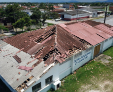 O secretário de Estado de Segurança Pública, Luiz Carbonell, esteve em Guaratuba, no Litoral do Paraná, nesta quinta-feira (17) para avaliar os estragos causados pelo temporal que atingiu a região na quarta-feira e confirmar ações de apoio às pessoas afetadas.  -  Guaratuba, 17/01/2019  -  Foto: José Fernando Ogura/ANPr