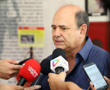 O secretário de Estado de Segurança Pública, Luiz Carbonell, esteve em Guaratuba, no Litoral do Paraná, nesta quinta-feira (17) para avaliar os estragos causados pelo temporal que atingiu a região na quarta-feira e confirmar ações de apoio às pessoas afetadas.  -  Guaratuba, 17/01/2019  -  Foto: José Fernando Ogura/ANPr