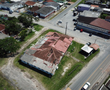 O secretário de Estado de Segurança Pública, Luiz Carbonell, esteve em Guaratuba, no Litoral do Paraná, nesta quinta-feira (17) para avaliar os estragos causados pelo temporal que atingiu a região na quarta-feira e confirmar ações de apoio às pessoas afetadas.  -  Guaratuba, 17/01/2019  -  Foto: José Fernando Ogura/ANPr
