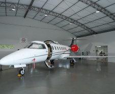O governador Carlos Massa Ratinho Junior entregou nesta quinta-feira (17) a aeronave que ficava à disposição do poder executivo e ficava baseada em um hangar no Aeroporto do Bacacheri. O término do uso do avião vai gerar uma economia de R$ 4,5 milhões por ano aos cofres públicos.  -  Curitiba, 17/01/2019  -  Foto: Rodrigo Félix Leal