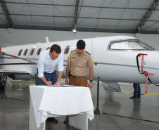 O governador Carlos Massa Ratinho Junior entregou nesta quinta-feira (17) a aeronave que ficava à disposição do poder executivo e ficava baseada em um hangar no Aeroporto do Bacacheri. O término do uso do avião vai gerar uma economia de R$ 4,5 milhões por ano aos cofres públicos.  -  Curitiba, 17/01/2019  -  Foto: Rodrigo Félix Leal