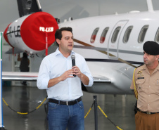 O governador Carlos Massa Ratinho Junior entregou nesta quinta-feira (17) a aeronave que ficava à disposição do poder executivo e ficava baseada em um hangar no Aeroporto do Bacacheri. O término do uso do avião vai gerar uma economia de R$ 4,5 milhões por ano aos cofres públicos.  -  Curitiba, 17/01/2019  -  Foto: Rodrigo Félix Leal