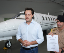 O governador Carlos Massa Ratinho Junior entregou nesta quinta-feira (17) a aeronave que ficava à disposição do poder executivo e ficava baseada em um hangar no Aeroporto do Bacacheri. O término do uso do avião vai gerar uma economia de R$ 4,5 milhões por ano aos cofres públicos.  -  Curitiba, 17/01/2019  -  Foto: Rodrigo Félix Leal