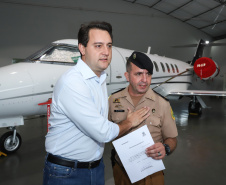 O governador Carlos Massa Ratinho Junior entregou nesta quinta-feira (17) a aeronave que ficava à disposição do poder executivo e ficava baseada em um hangar no Aeroporto do Bacacheri. O término do uso do avião vai gerar uma economia de R$ 4,5 milhões por ano aos cofres públicos.  -  Curitiba, 17/01/2019  -  Foto: Rodrigo Félix Leal