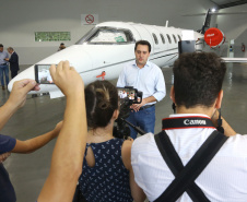 O governador Carlos Massa Ratinho Junior entregou nesta quinta-feira (17) a aeronave que ficava à disposição do poder executivo e ficava baseada em um hangar no Aeroporto do Bacacheri. O término do uso do avião vai gerar uma economia de R$ 4,5 milhões por ano aos cofres públicos.  -  Curitiba, 17/01/2019  -  Foto: Jaelson Lucas/ANPr